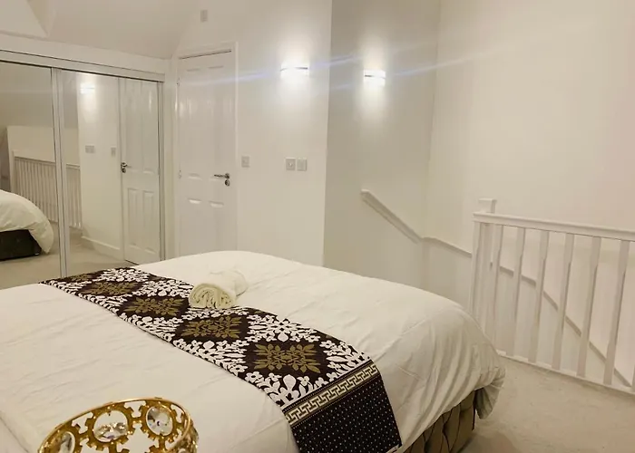 Deluxe En Suite Bedroom With Free On Site Parking